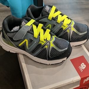 New Balance KV697 kids size 9 running shoes